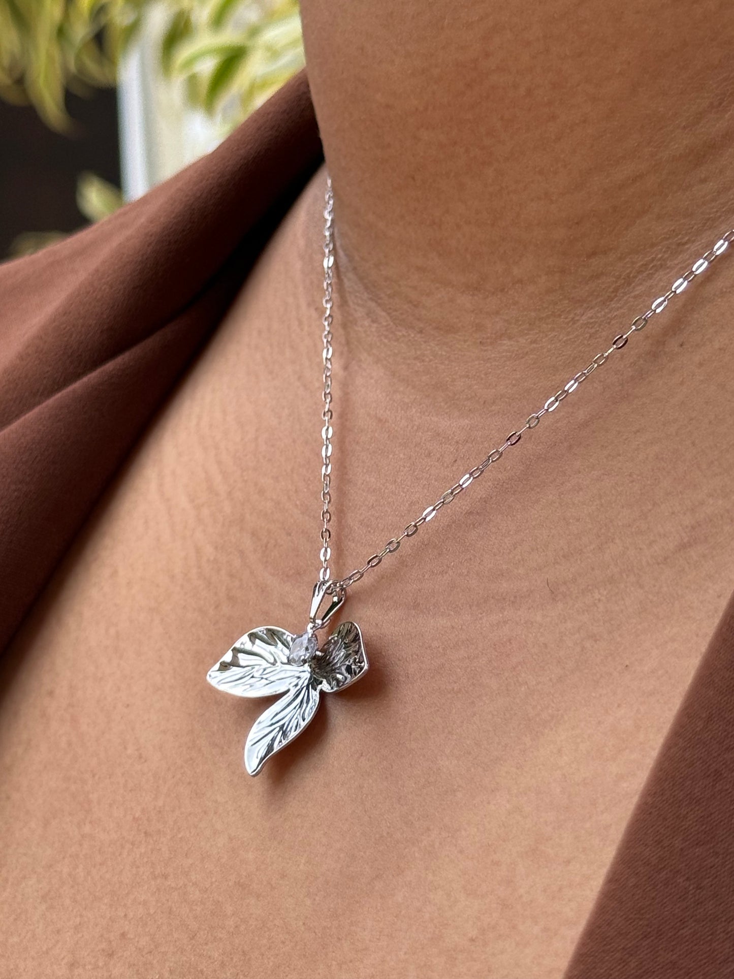 Colar Folhas no Ródio