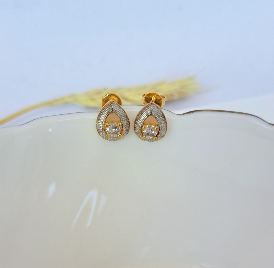 Brinco gota delicado com zircônia