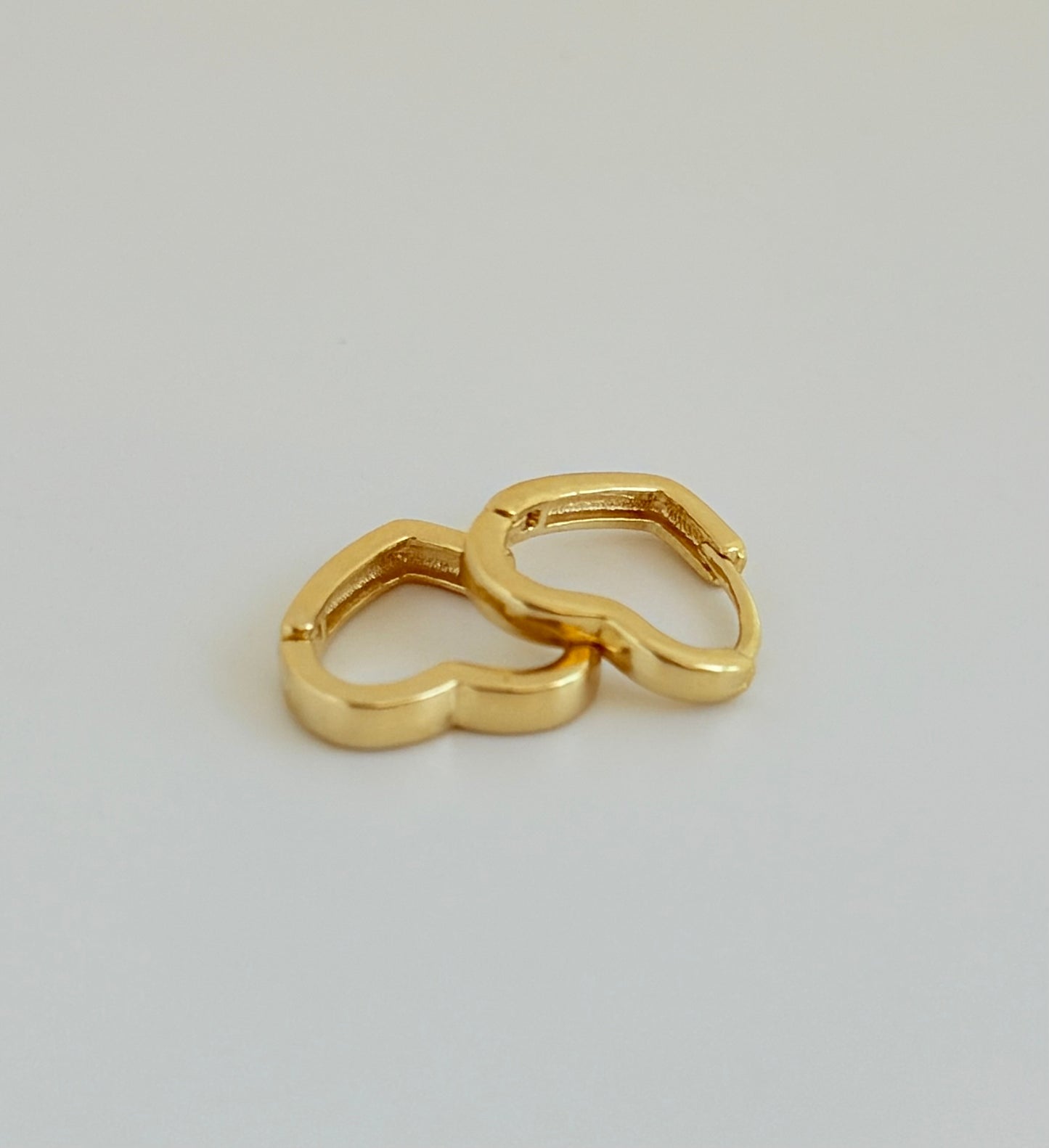 Argola click coração, no banho de Ouro 18k