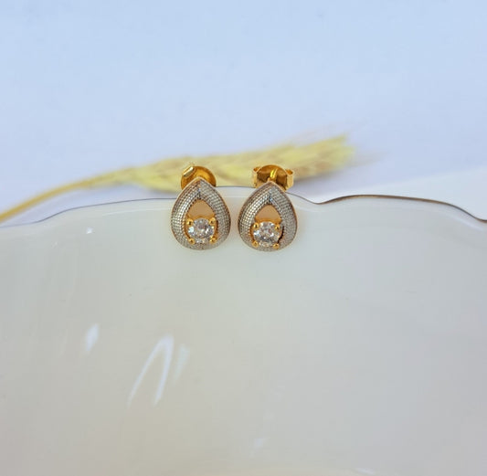 Brinco gota delicado com zircônia