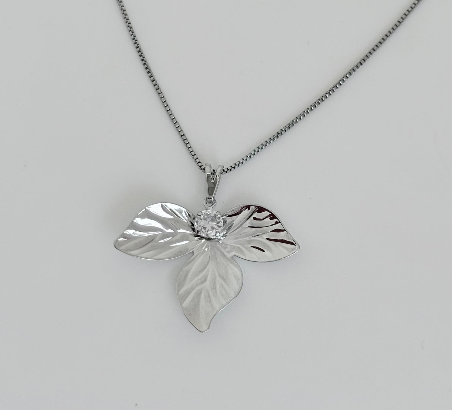 Colar Folhas no Ródio